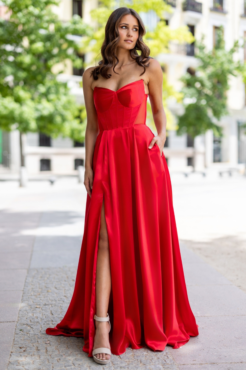 spolecenske-plesove-saty-kolekce-christian-koehlert-cervene-splyvave-satenove-korzet-bez-raminek-nacerveny-koberec-na-ples-galavecer-2